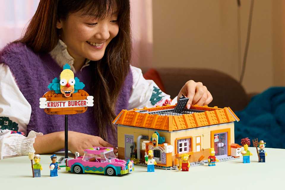 Woman playing with the LEGO Simpsons Krusty Burger set.