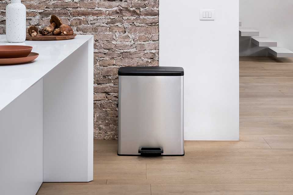 A Curver 65 litre kitchen bin placed in a corner.