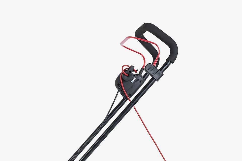 A close up image of the cable length of Spear & Jackson 33cm Corded Hover Lawnmower.