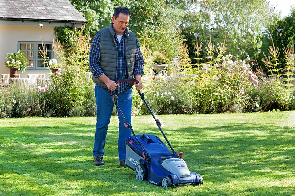 Spear & Jackson 42cm Cordless Rotary Lawnmower - 40V.