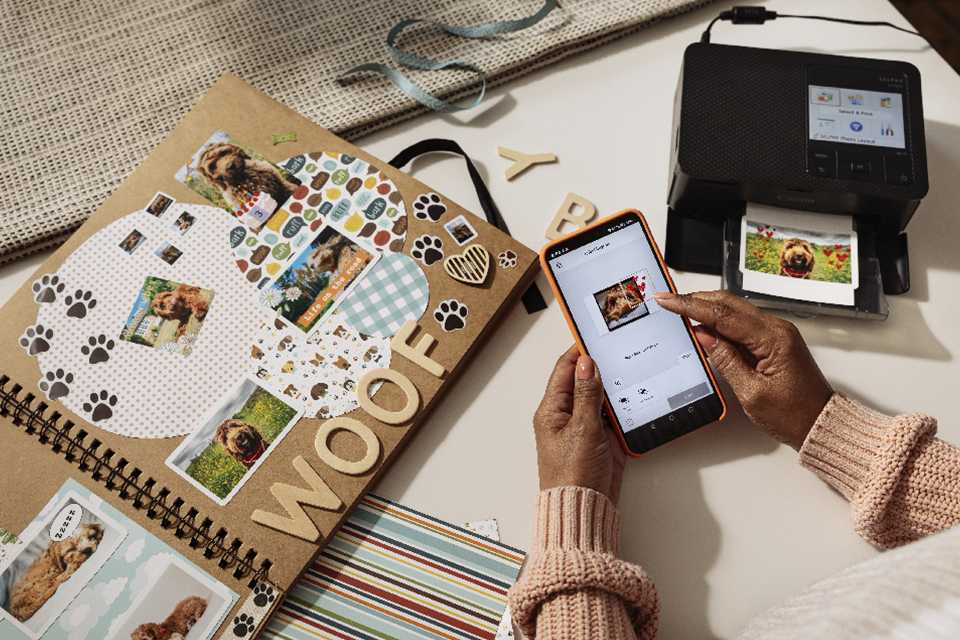 A person using Canon SELPHY Photo Layout app to edit and print photo from smart phone.