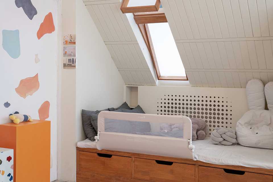 Cuggl Extra Wide Single Bed Rail - Grey.