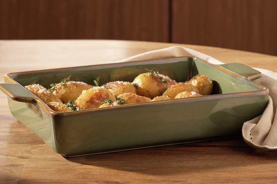 Habitat Reactive 32cm Medium Ceramic Roaster.