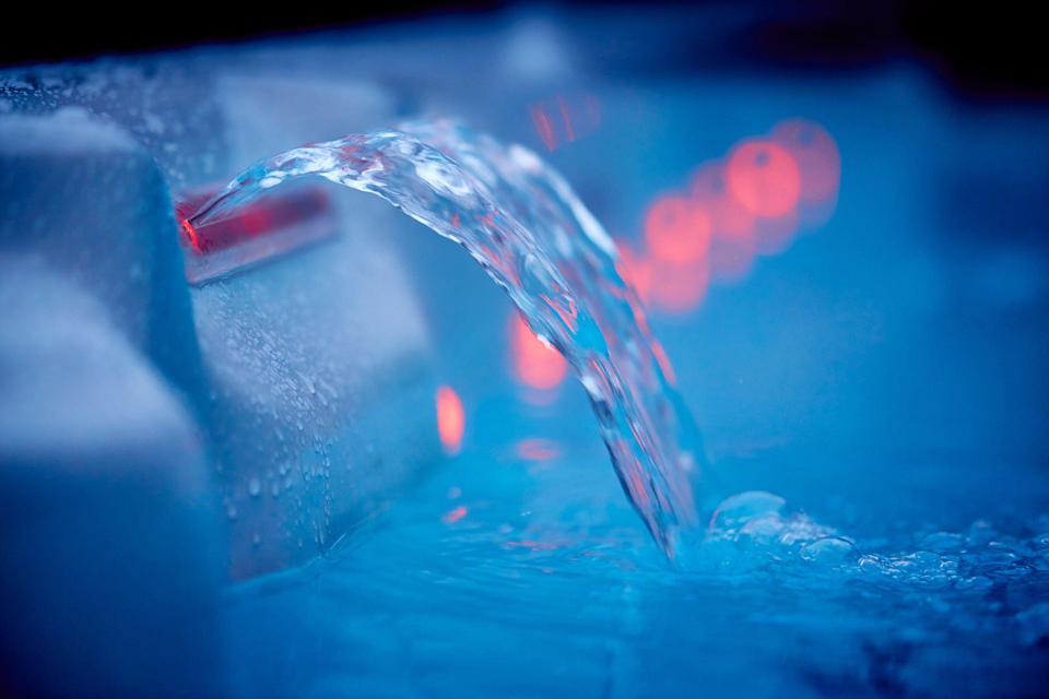 Hard shell hot tub features.