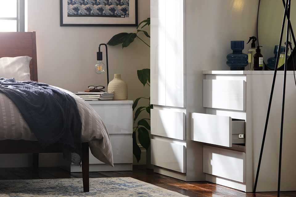 White gloss 3 piece bedroom furniture set.