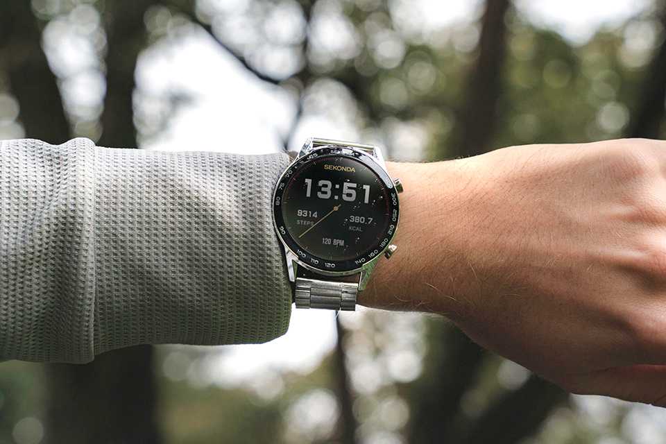 The Sekonda men's smartwatch on a man's wrist.