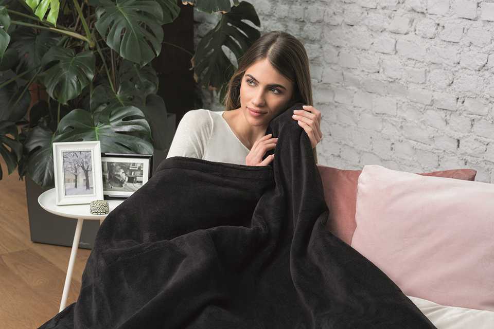 Dreamland Snuggle Up Black Heated Throw.
