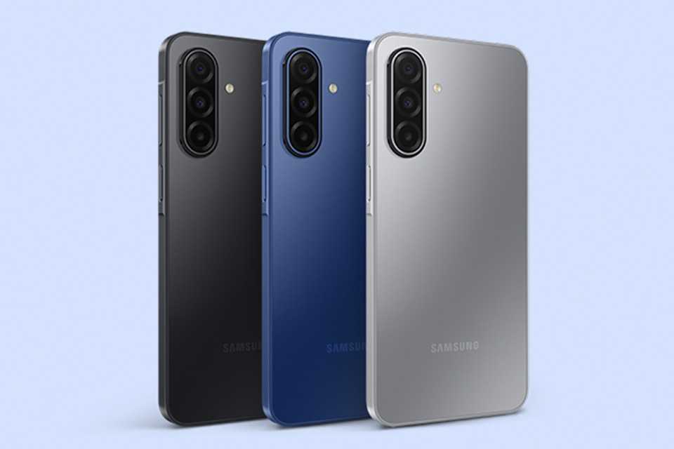 Three Samsung Galaxy A17 5G smartphones in different colourways displayed on a blue background.