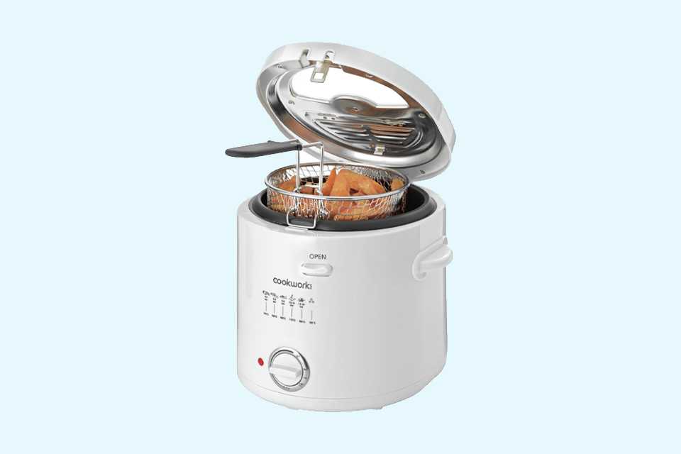A white Cookworks 1.5l deep fryer.