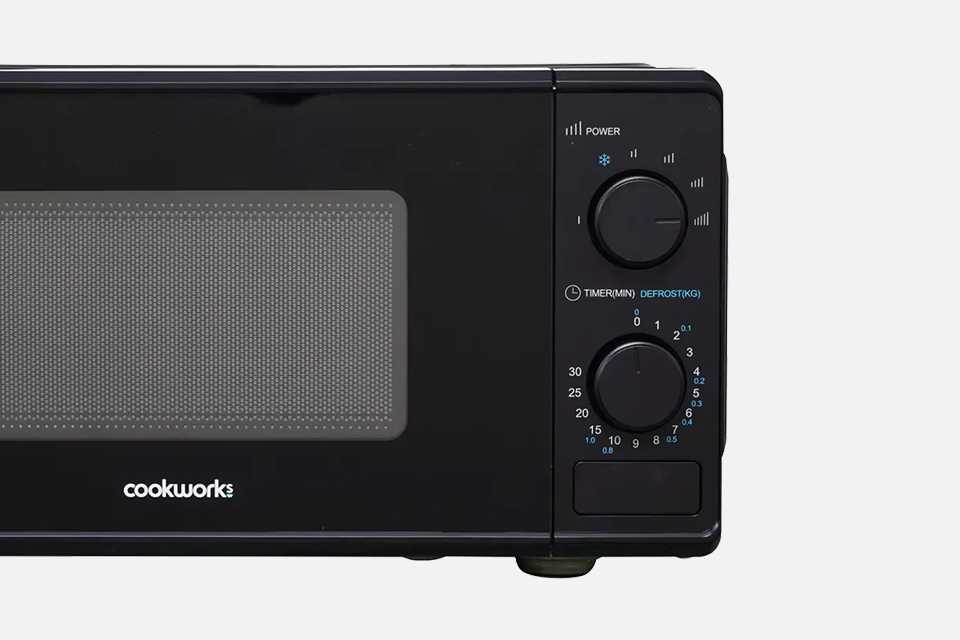 Cookworks 700W Manual Microwave in black colour.