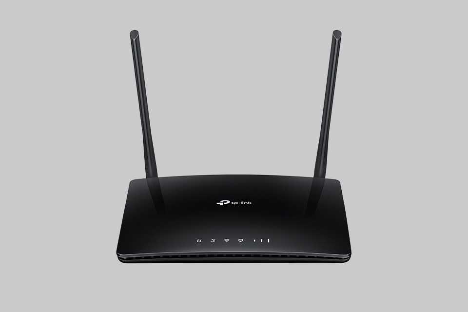 A Black TP-Link dual band Wi-Fi 4g router.