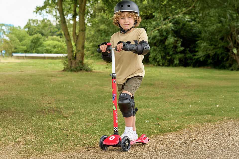 Zinc Light Up Racecar 3 Wheel Scooter - Red.