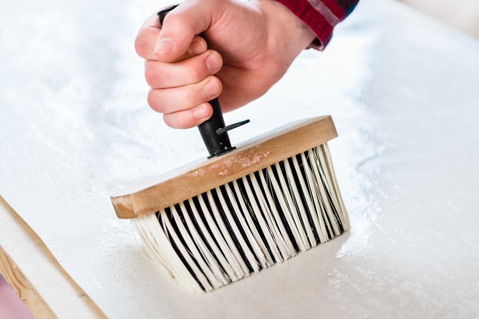 Apply the wallpaper paste.