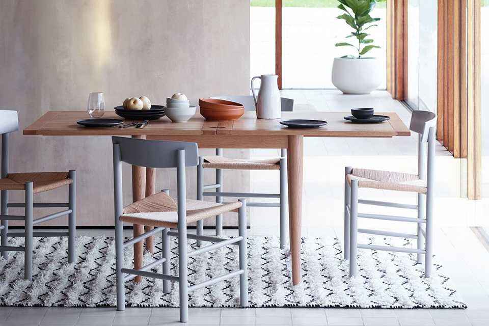 Habitat Lincoln Oak Veneer 4-8 Seater Dining Table.