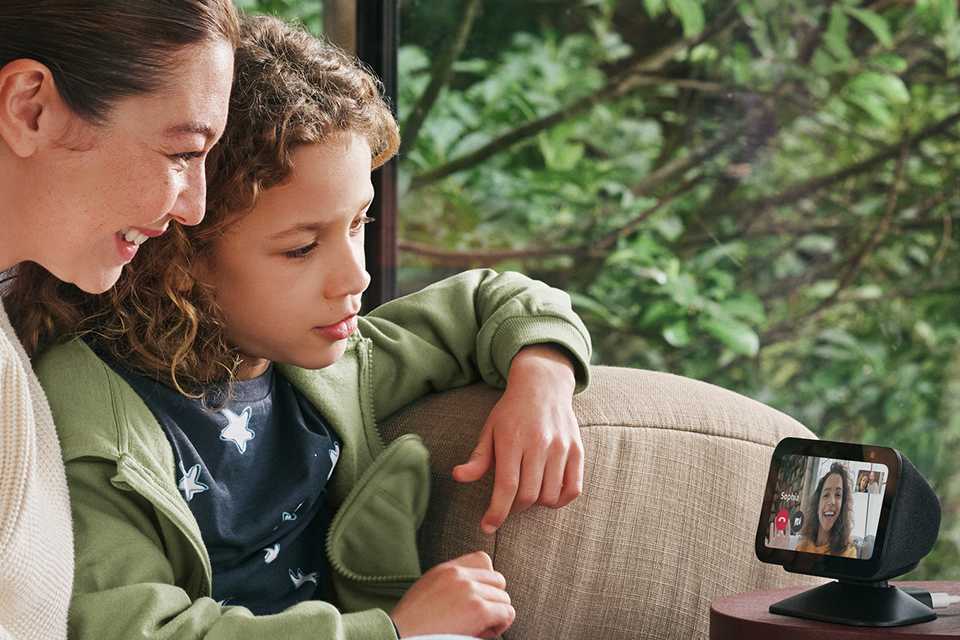 Amazon Echo Show 5 3rd Gen Smart Speaker with Alexa in black colour.