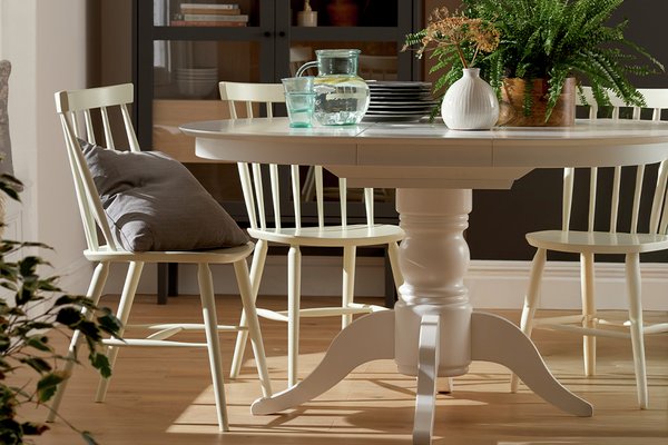 Habitat Otis Extending 4 - 6 Seater Dining Table - White.
