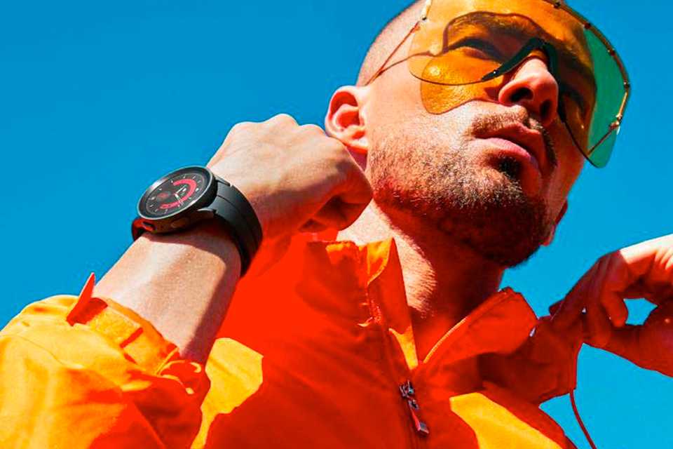 Man in sportsgear wearing the galaxy watch.