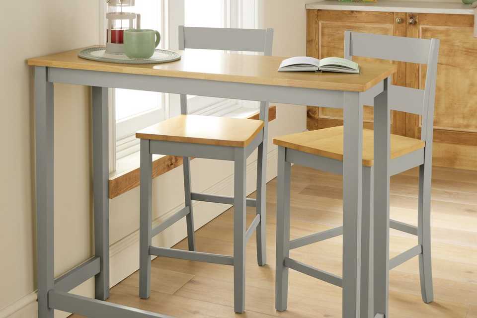 An Ah Chicago TT grey bar table and 2 stools.