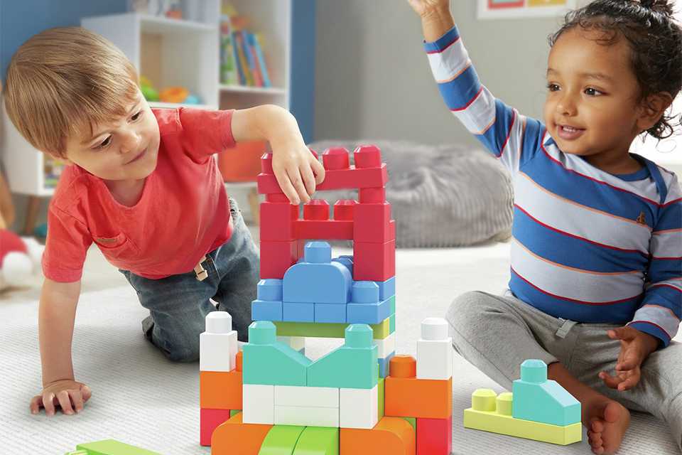 Twp kids' playing with Mega Bloks 60 Piece First Builders Big Building Bag - Pastel.
