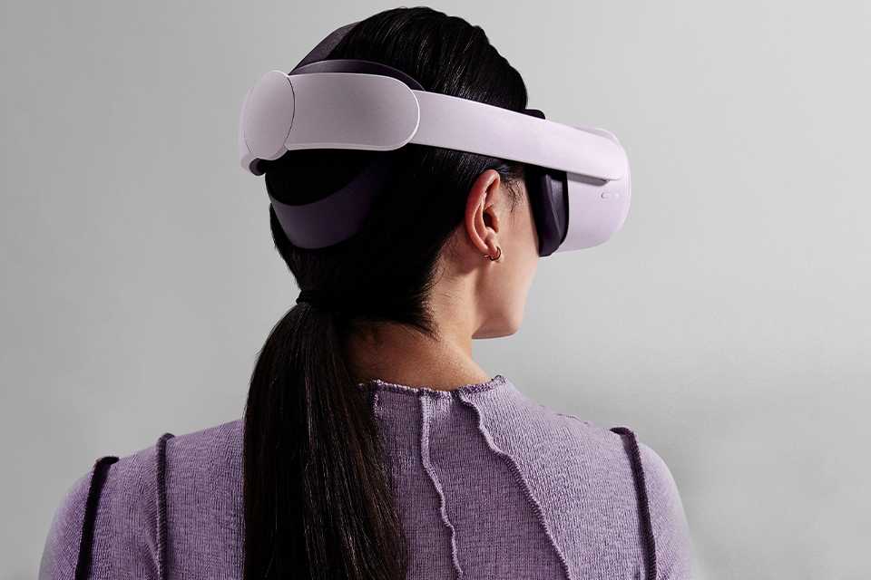 A person in a light blocking headstrap.