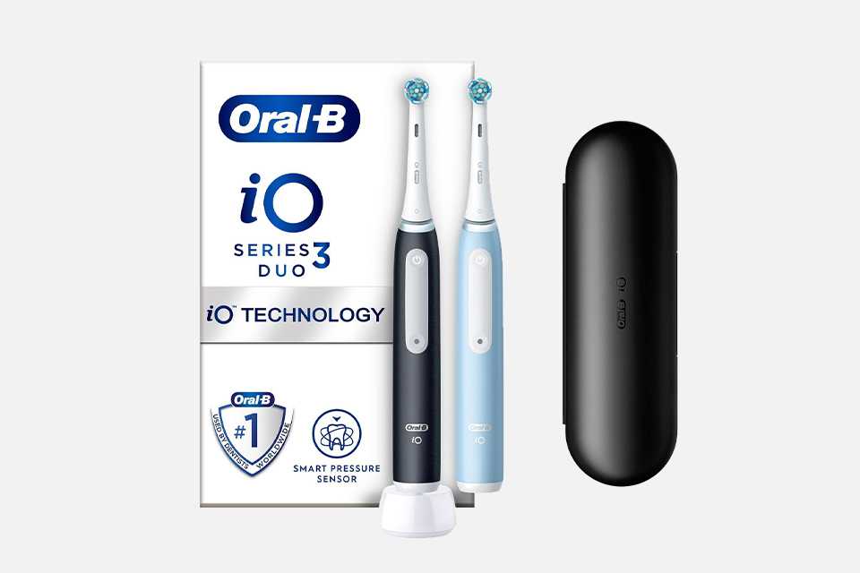 Oral-B iO4 series toothbrushes in black and white.