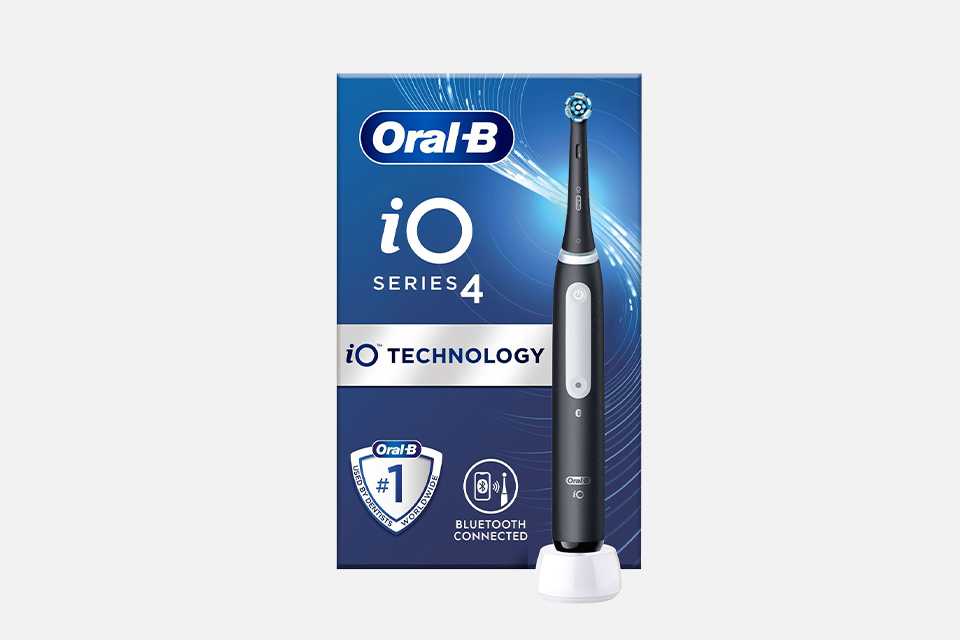 Oral-B iO6 series toothbrushes in black and pink.