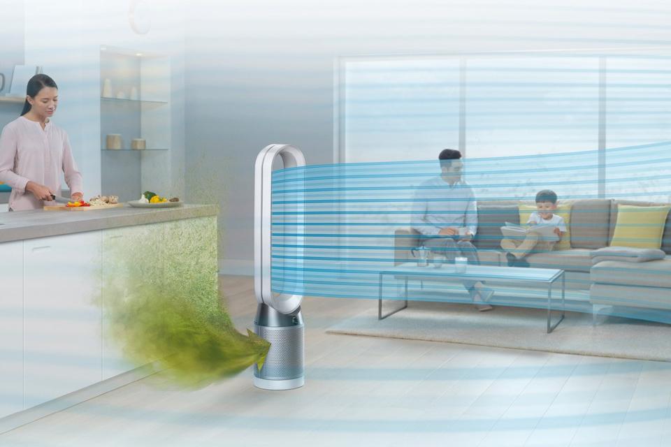 Air purifier in room with family.