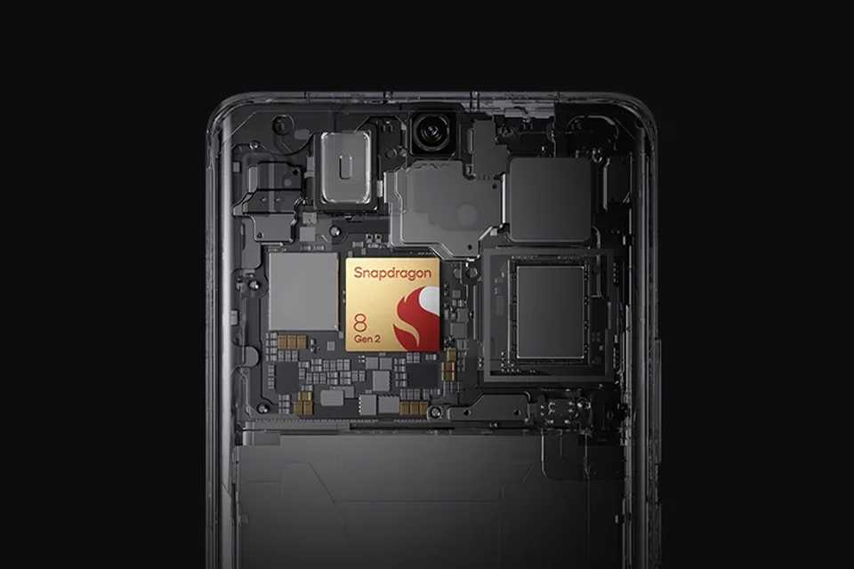 The internal circuit of a smartphone featuring a Snapdragon CPU.