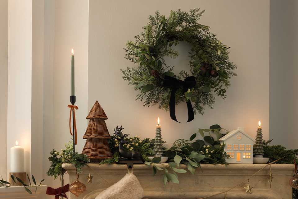 Wreaths & garlands.
