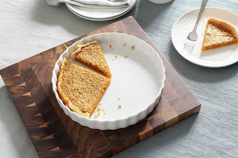 Habitat Riko 24cm Non Stick Porcelain Pie Dish - Cream.