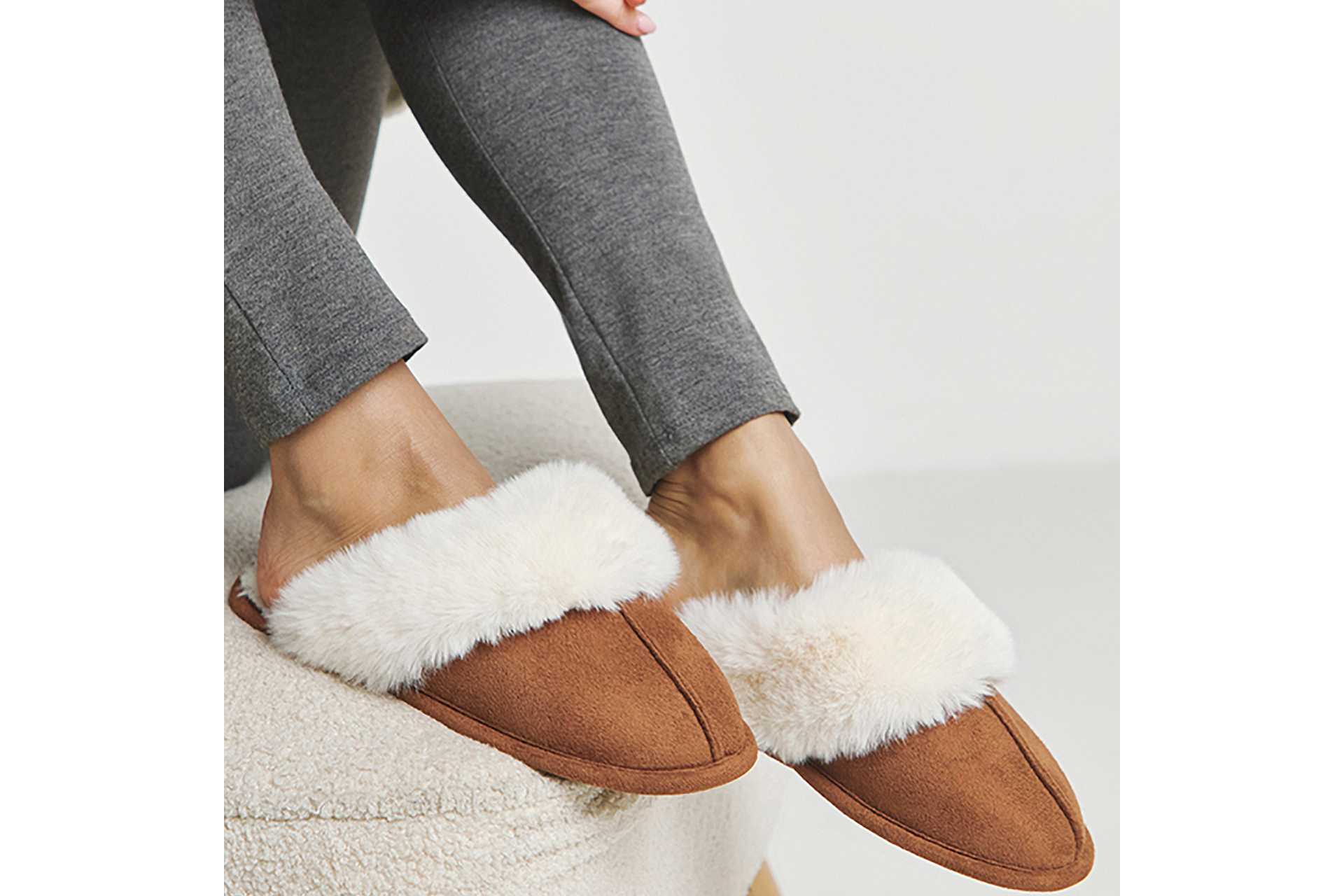 woman wearing SIMPLY BE closed toe faux fur lined mule slipper.