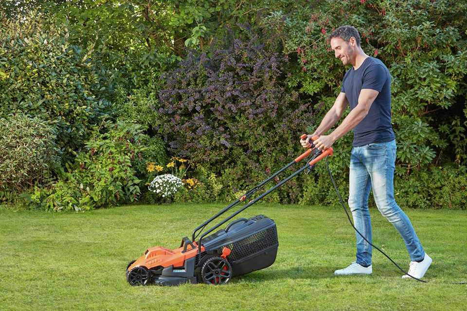 Ready, set, mow! Keep your lawn looking its best this Autumn with lawnmowers designed to make garden care easy.
