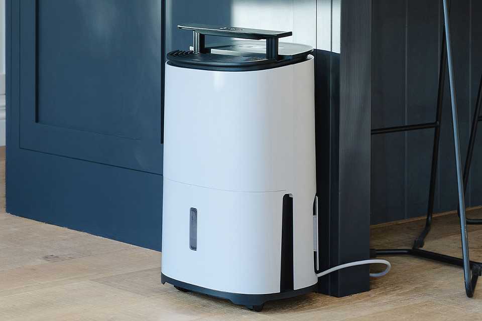 A Meaco Arete One 12L dehumidifier & air purifier in a room.