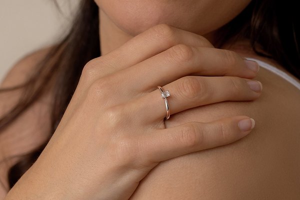 IMAGE ALT TEXT: A woman wearing a Pure Brilliance 9ct white gold 0.25ct lab diamond ring in size I.
