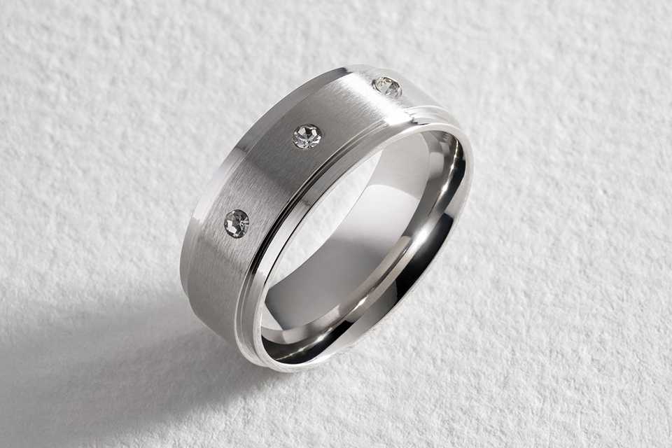 A Revere men's stainless steel cubic zirconia wedding ring in size T.