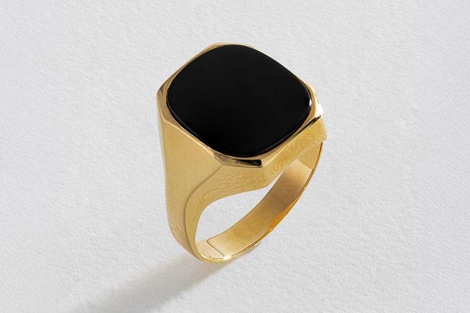 A Revere 9ct yellow gold black onyx signet ring in size S.