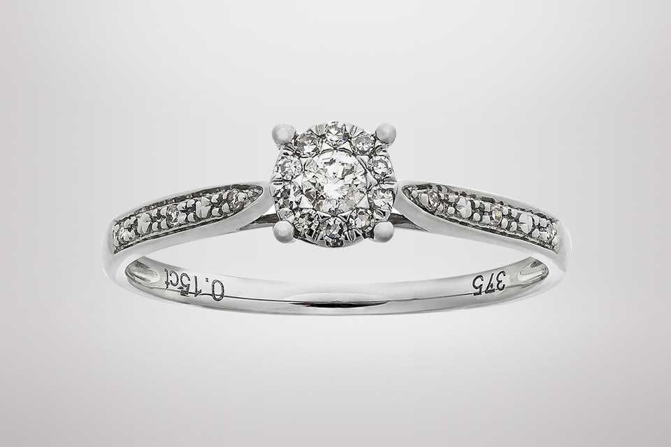 A Revere 9ct white gold 0.15ct diamond engagement ring in size M.