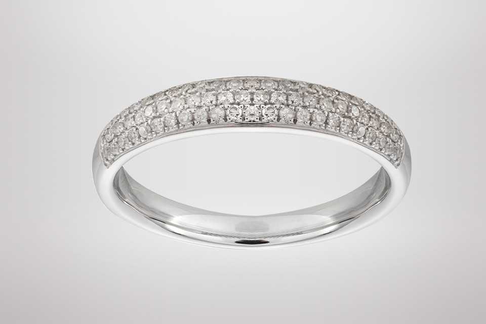 A Revere 9ct white gold 0.20ct diamond wedding band ring in size Q.