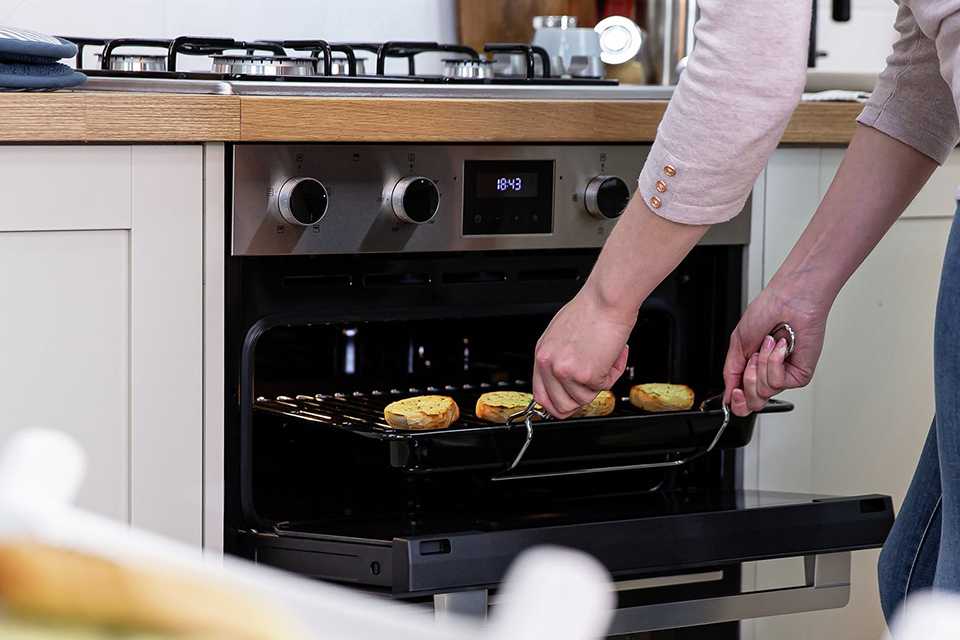 Built in ovens. Find your single or double ovens, slide and hide ovens, and more from our range.