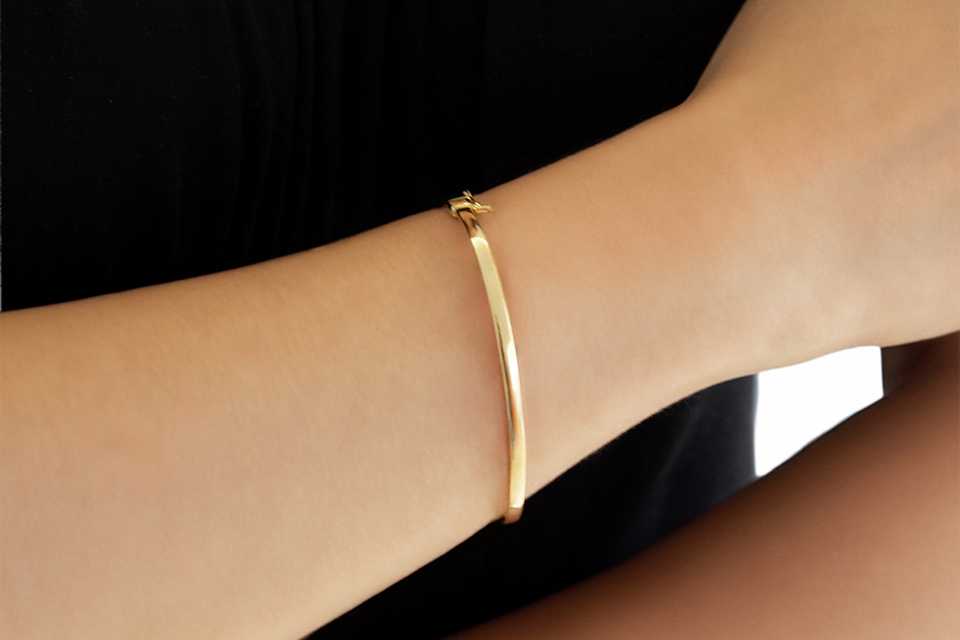 Revere 9ct Yellow Gold Hinged Bangle.