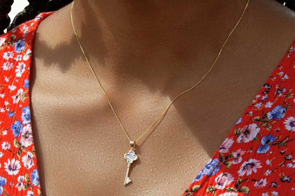 Revere 9ct Yellow Gold Mother of Pearl Clover Key Pendant Necklace Chain.