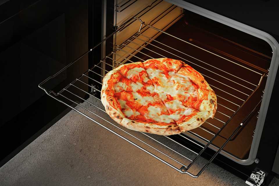 Pizza in a Hisense HDCEIT6C20B 60cm Electric Induction Cooker – Black.