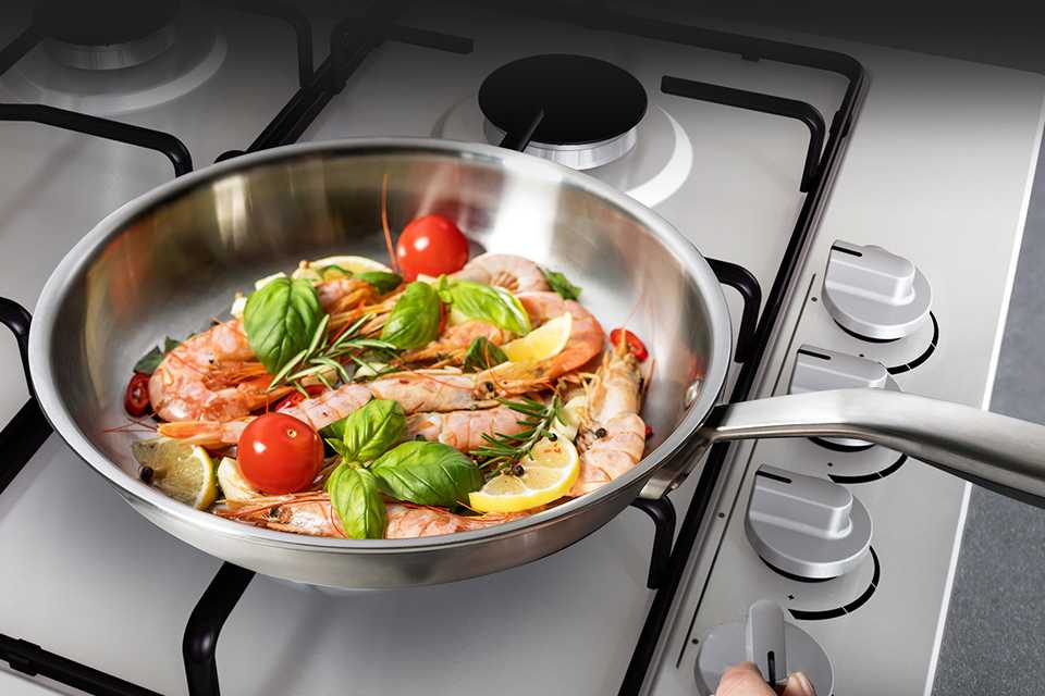Veggies and seafood cooking on Hisense GM642XHS Gas hob.