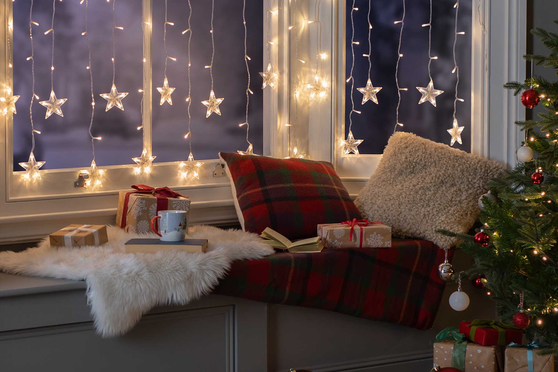 Trees, lights & decorations. The trendiest decorations that add the magic touches.