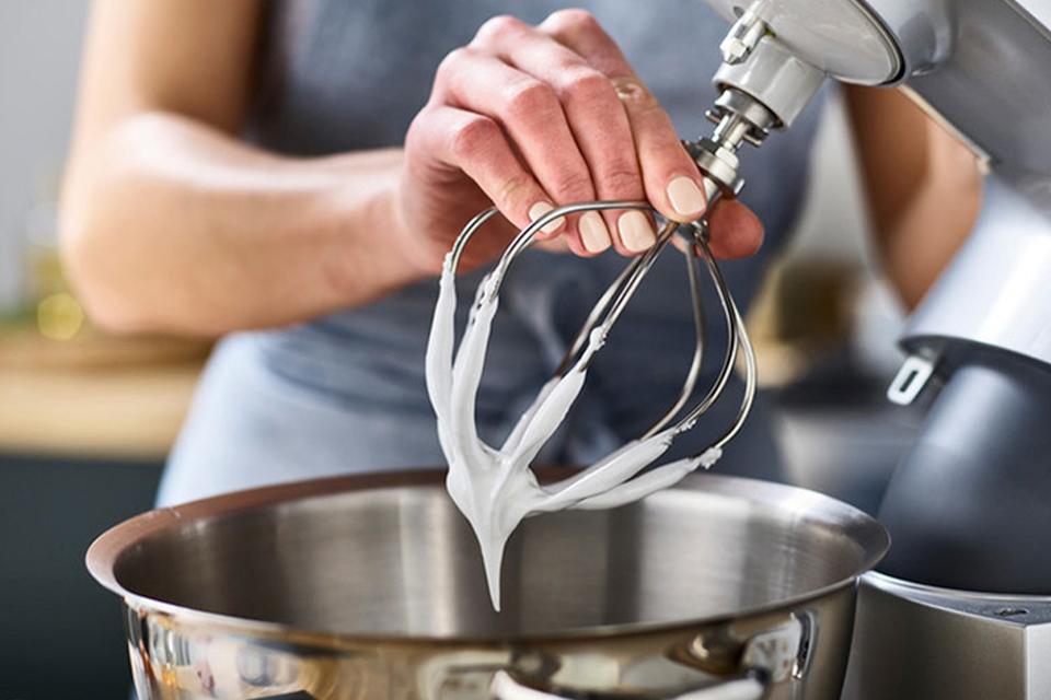 Balloon whisk.
