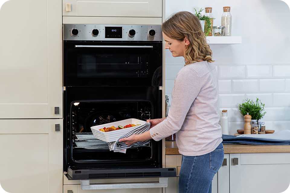 Prep, cook and serve your Christmas dinner with cookers, hobs, air fryers, cookware and more.
