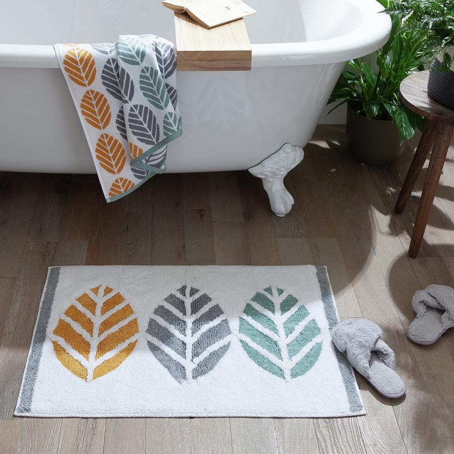 Leaft print bath mat.
