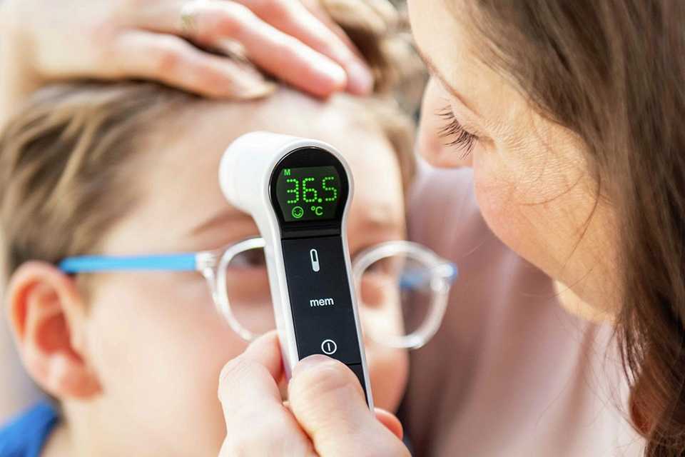 A mother checking her child's temperature with Kinetik Wellbeing Ear & Non-Contact Thermometer - PGIRT1603.