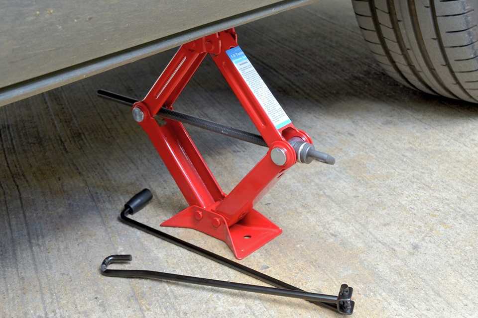 Hilka 1.5 Tonne Scissor Jack.