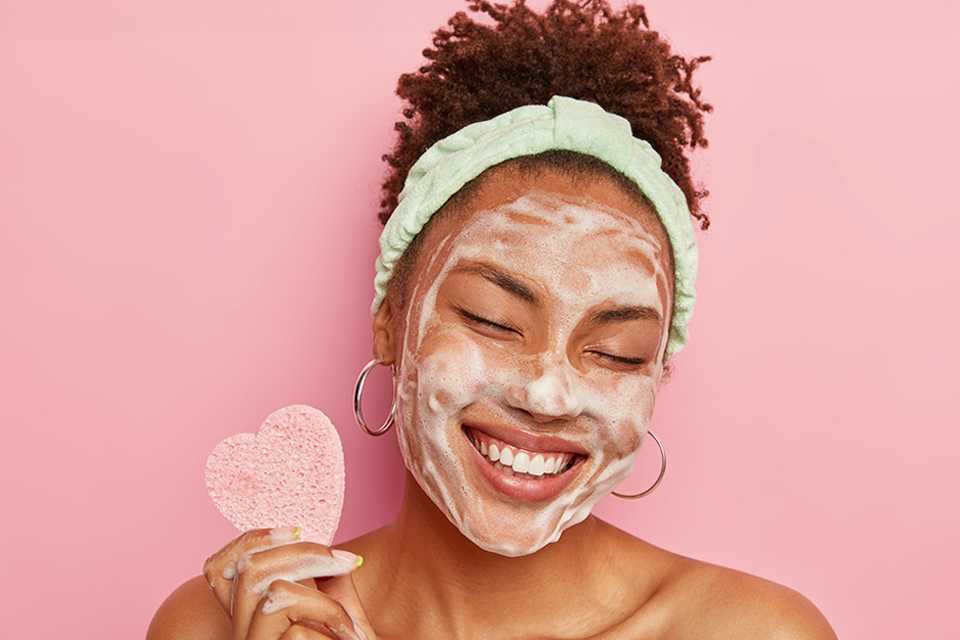 woman doing her skincare